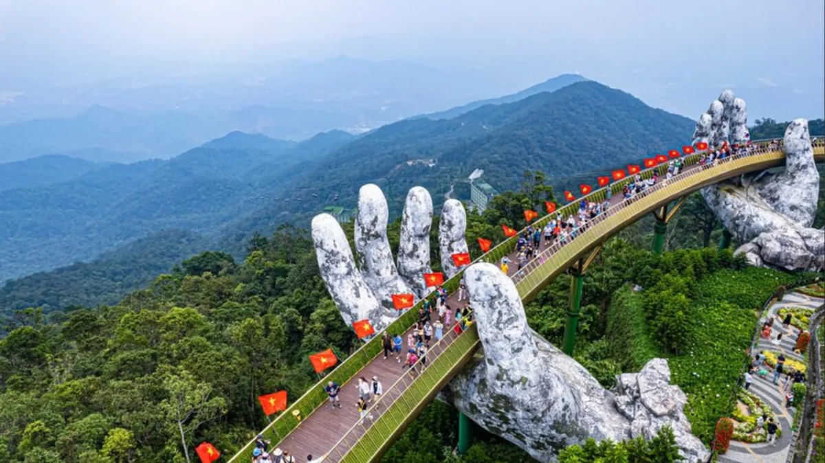 Đà Nẵng and the Golden Bridge, One Day